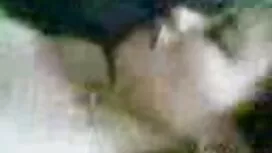 Dlanom je potapšala  ...