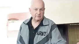 Seksi pilić puši cig ...