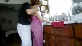 Skida mu hlače i poč ...