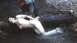 Popivši pivo, muškar ...