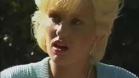 Lijepa djevojka gled ...