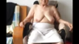 Mlade pilići tube se ...