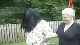Zgodna kuja zabavlja ...