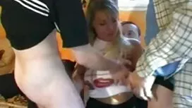 Zrela ljepotica sjed ...